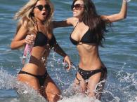 Anastasia Nova i Samantha Gill w bikini promują wodę "138"
