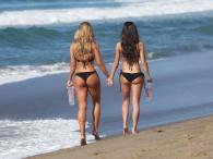Anastasia Nova i Samantha Gill w bikini promują wodę "138"