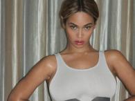 Beyonce - odsłania uda, tuszuje coś innego