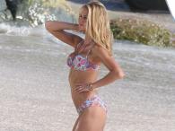 Erin Heatherton w strojach kąpielowych Victoria's Secret na plaży St. Barts