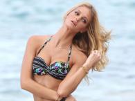 Erin Heatherton w strojach kąpielowych Victoria's Secret na plaży St. Barts