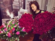 Irina Shayk obdarowana stosem róż 
