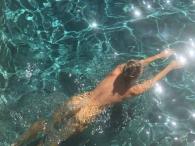 Joanna Krupa pływa nago, je truskawki i prowokuje 