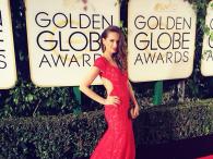Katarzyna Sowińska pozuje w czerwonej sukni na wręczeniu Złotych Globów