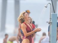 Kelly Rohrbach kąpie się na plaży