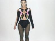 Kim Kardashian zażywa drzemki i wypina pośladki 