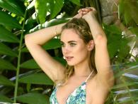 Kimberley Garner na wyspie pozuje w bikini