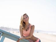 Kimberley Garner pręży ciało na plaży w Santa Monica