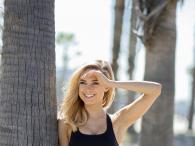 Kimberley Garner pręży ciało na plaży w Santa Monica