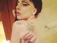 Lady Gaga tatuuje się i odsłania pupę 