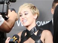 Miley Cyrus i Rihanna jednocześnie odsłaniają biusty 