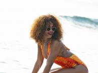 Rihanna wypina pupę na plaży 