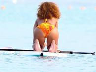 Rihanna wypina pupę na plaży 